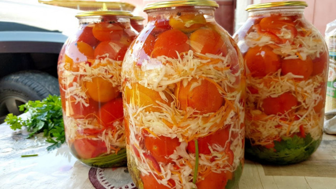 Tomaten-Möhren-Weißkohl-Salat