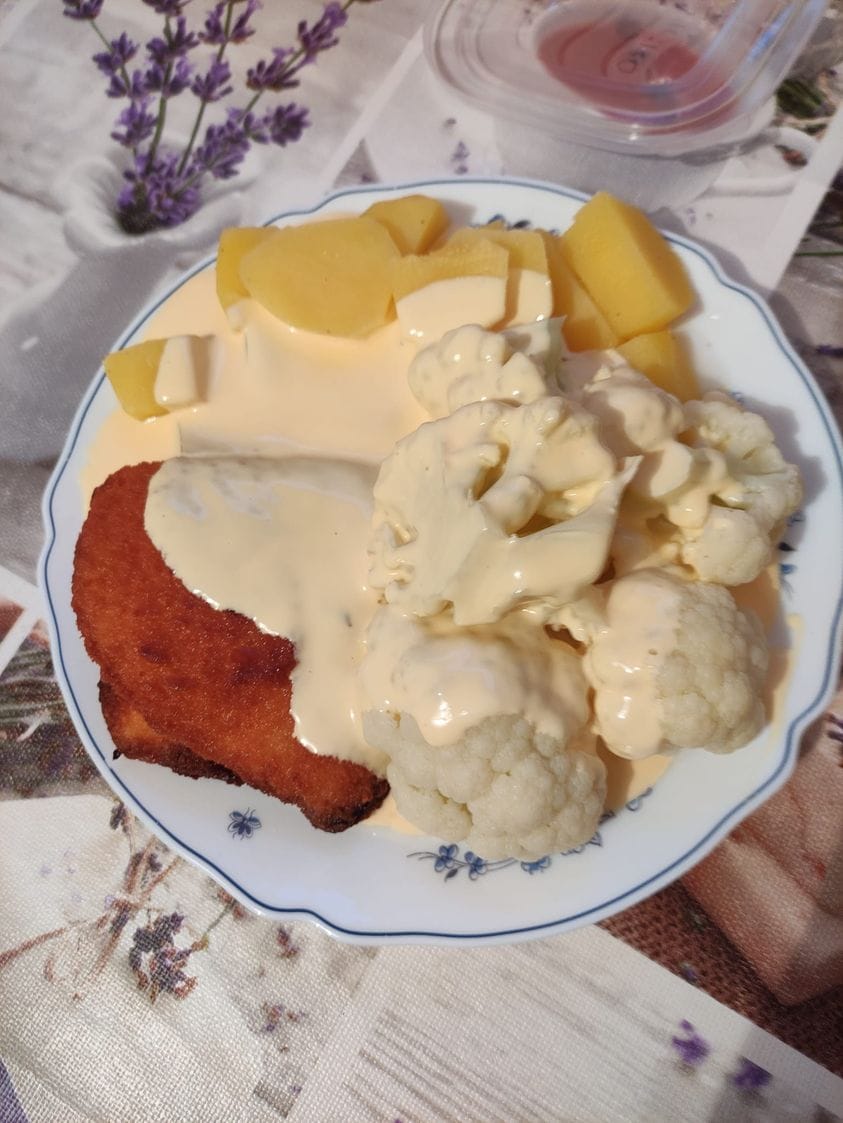 Kartoffeln mit Blumenkohl, holländischer Soße und Hähnchen Cordon Bleu