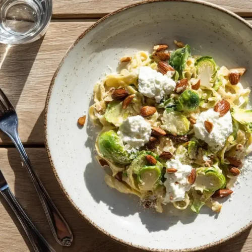Rosenkohl, Mandeln und Ricotta als Zutaten für schnelle Pasta
