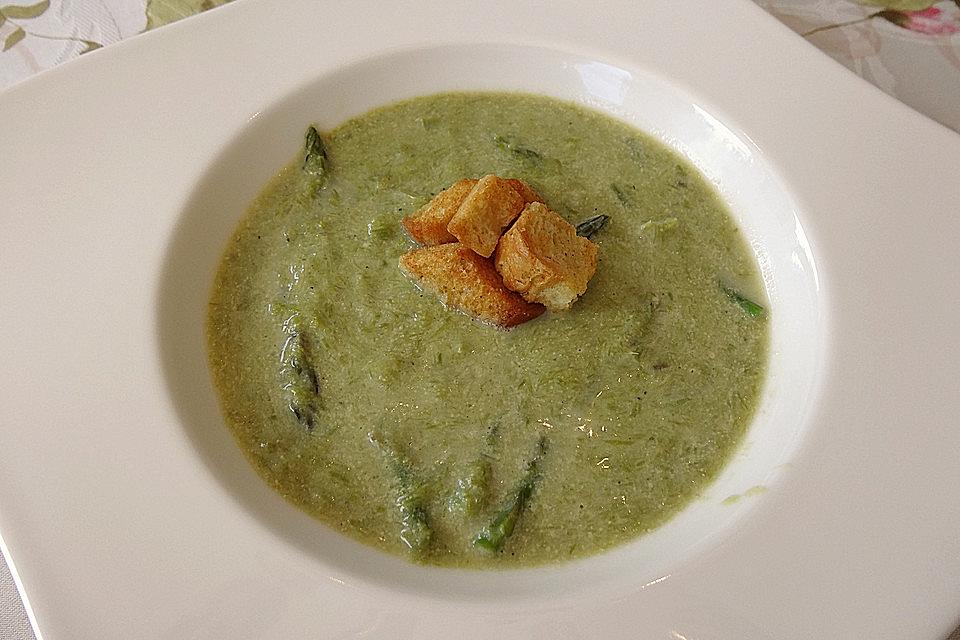 Spargelcremesuppe mit Brotcroutons