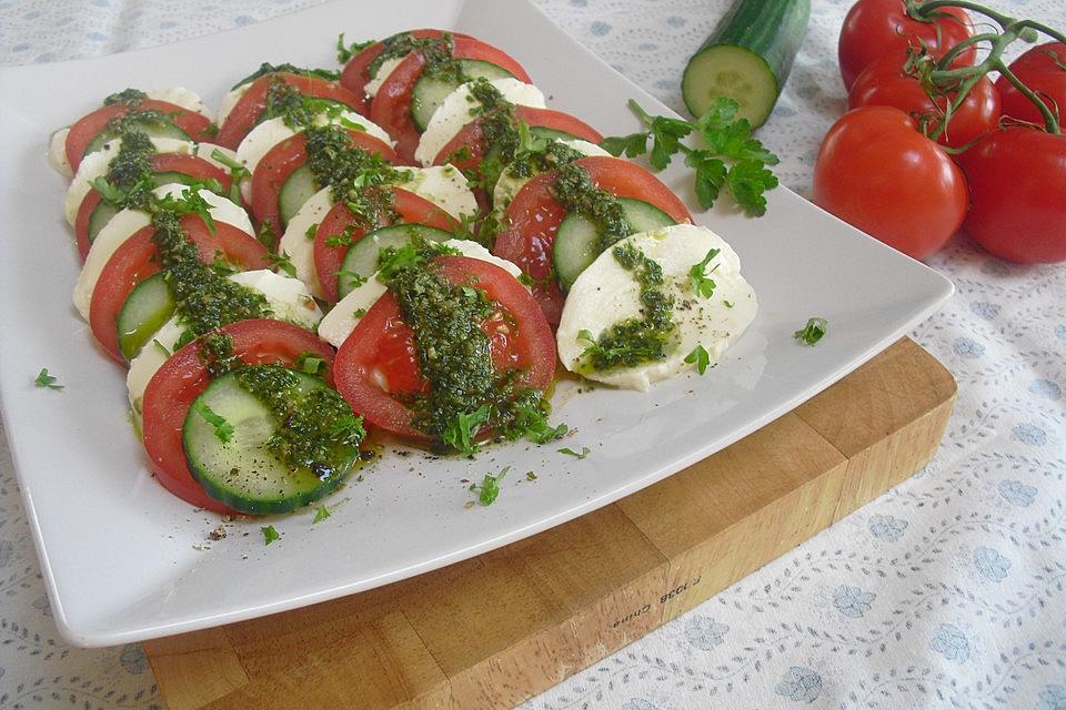 Tomaten-Mozarella-Gurken-Salat