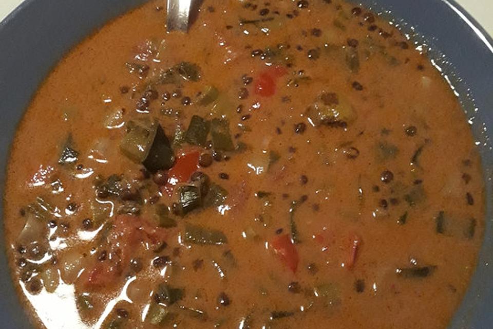 Suppe von rotem Curry mit Kokosmilch