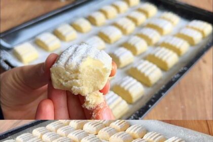 Ich vermische 420 g Mehl mit 220 g Butter für die Omas Traumkekse