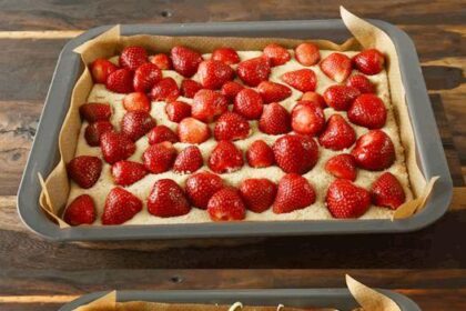 Erdbeer Blechkuchen mit 500g Erdbeeren in 5 Minuten im Ofen