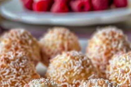 Frischkase Kugeln mit 2 Tassen Himbeeren und Keksteig ohne backen Rezept