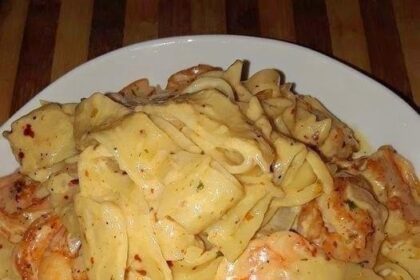 Nudeln mit Garnelen in cremiger Alfredo Sauce Rezept