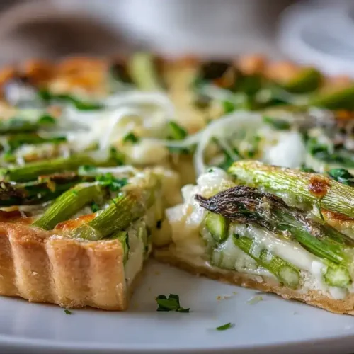 Knusprige Spargel-Tarte mit grünem Spargel und geschmolzenem Käse auf Backblech