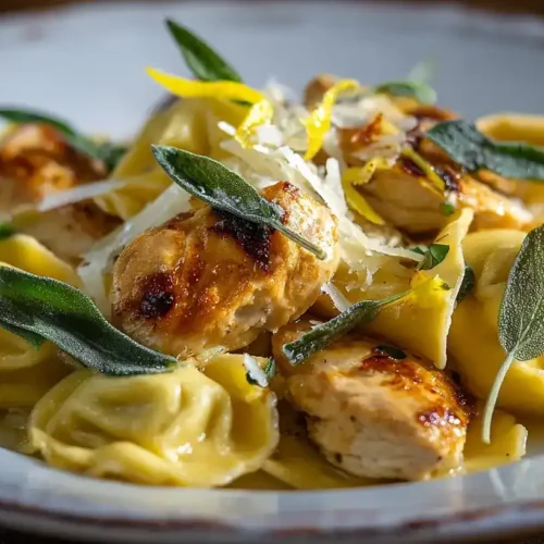 Tortelli mit Hähnchen, Salbei und Knoblauch in brauner Butter serviert