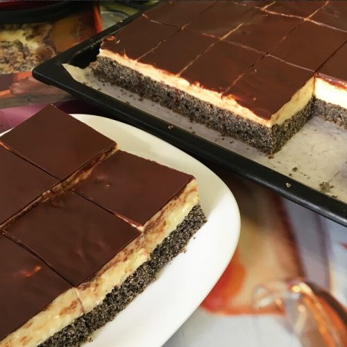 Leckerer Mohnkuchen mit Puddingcreme und Schokoladenglasur