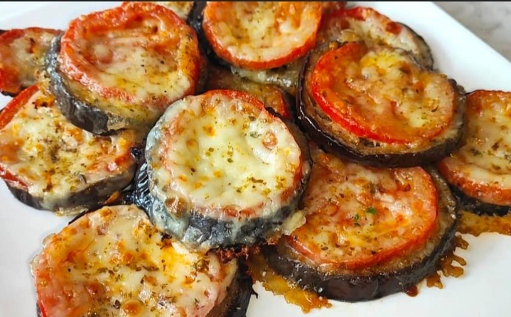 Auberginentörtchen mit Tomaten und Käse: So bereiten Sie diese tolle Vorspeise zu
