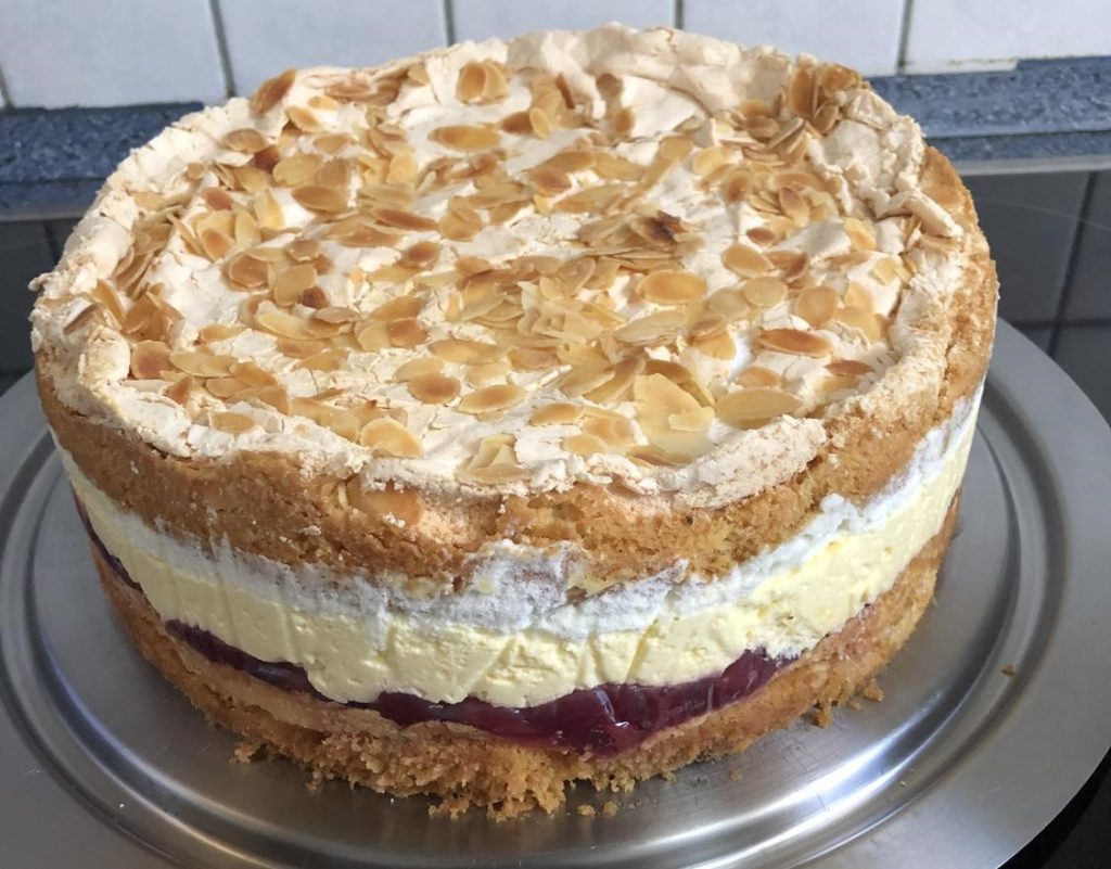 Gewitter Torte: mit Sauerkirschen