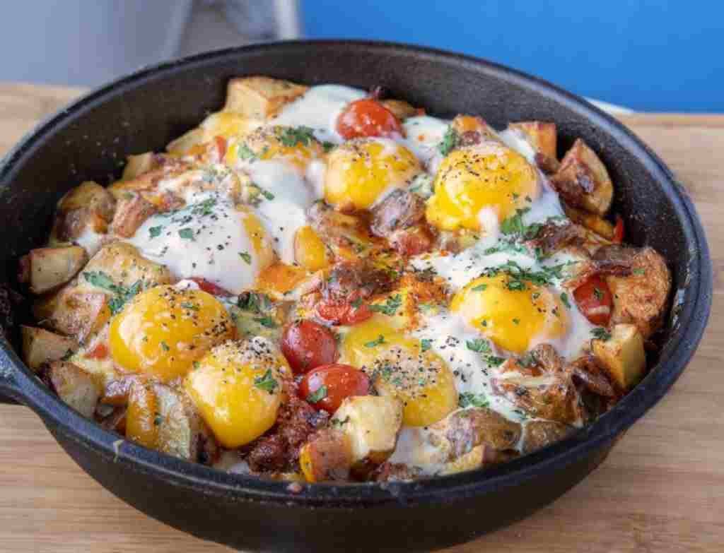 Bratkartoffeln mit Ei und Käse – einfach und lecker