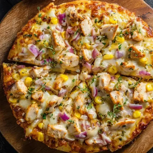 American Pizza mit Hühnchen, Mais, Zwiebeln und geschmolzenem Gouda