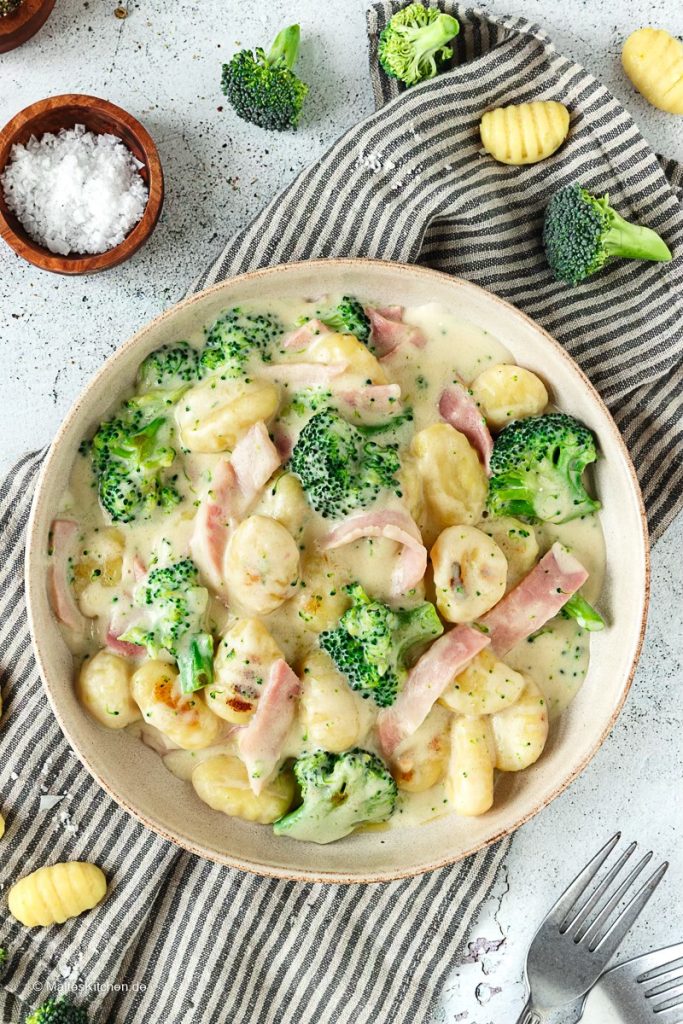 Gnocchi mit Brokkoli und Kochschinken
