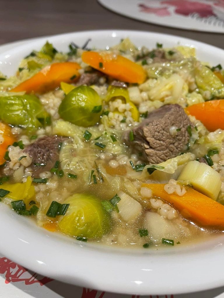 Graupensuppe mit Rind und viel Gemüse
