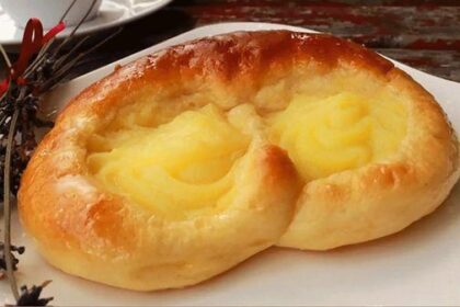 Puddingbrezeln mit 1 Rolle Blätterteig und 1 Rolle Hefeteig