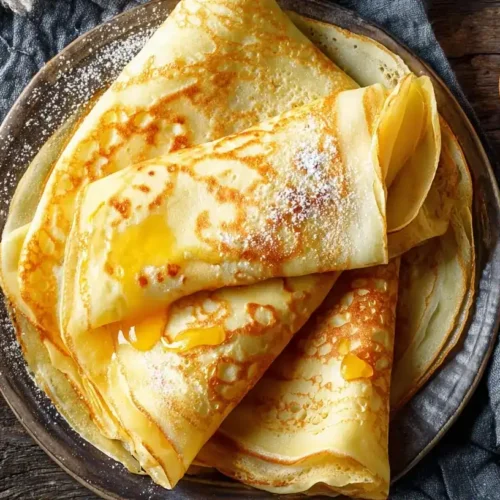 Fertiger Pfannkuchen auf Teller, golden und fluffig