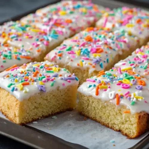 Saftige Stücke ABC-Kuchen vom Blech auf einem Teller, perfekt für Kinder und Familien