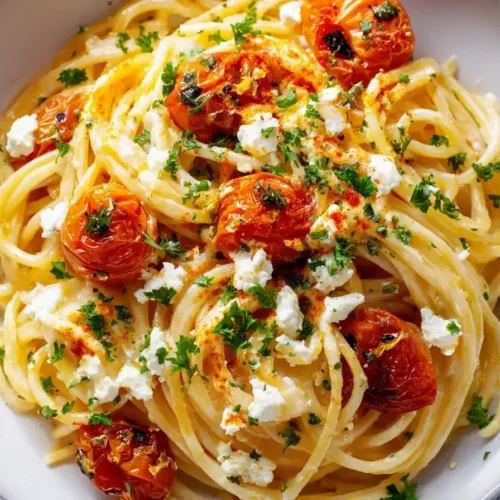 Cremige Baked Feta Pasta aus dem Airfryer mit Tomaten und Petersilie auf Teller serviert