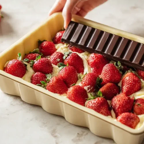Servierfertiger Blätterteigkuchen mit Erdbeeren und Schokolade aus dem Eierkarton