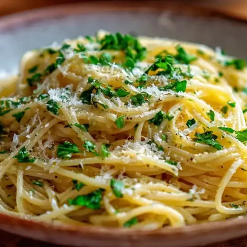 Butter-Knoblauch-Pasta mit Pecorino und Petersilie in cremiger Knoblauchbutter