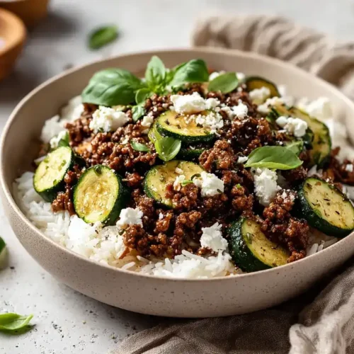 Hackfleischpfanne mit Zucchini in Pfanne serviert mit Feta