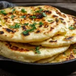 Frisch gebratenes Kefir-Fladenbrot in der Pfanne