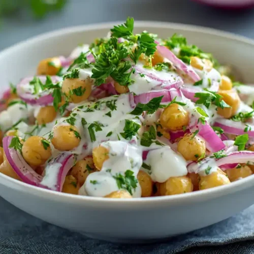 Kichererbsensalat mit Joghurt-Dressing in einer weißen Schüssel