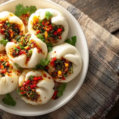 Gedämpfte Lazy Baos mit Gemüse-Tofu-Füllung auf weißem Teller