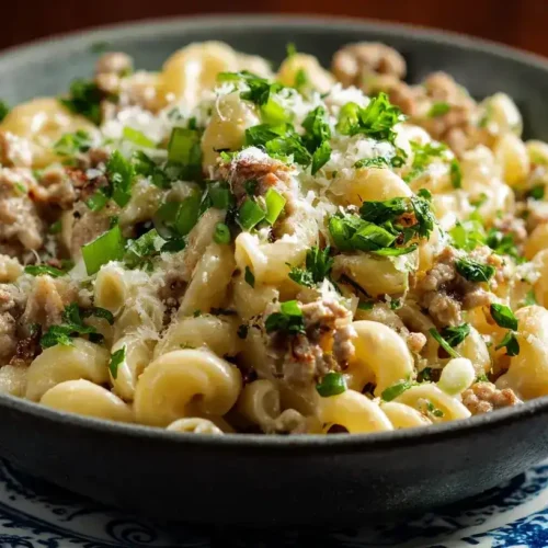 Spätzle-Hack-Pfanne mit Lauch und Käse auf rustikalem Holztisch