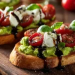Nahaufnahme von Avocado-Burrata-Bruschetta mit Tomaten und Basilikum
