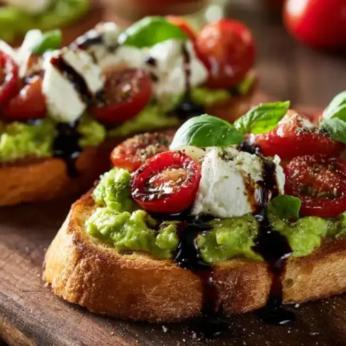 Nahaufnahme von Avocado-Burrata-Bruschetta mit Tomaten und Basilikum