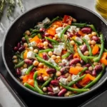 Griechische Bauernpfanne mit Gemüse, Oliven und Feta in Pfanne serviert