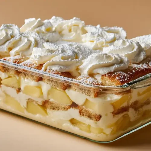 Glasauflauf mit cremigem Herbst-Tiramisu, Äpfeln und Zimt dekoriert
