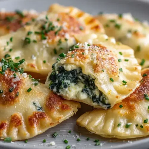 Knusprige Kartoffeltaschen mit cremiger Frischkäse-Spinatfüllung auf Holzbrett
