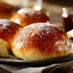Frisch gebackene Martinsbrötchen mit goldbrauner Kruste auf Holztisch
