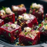 Rote Bete aus der Heißluftfritteuse mit Feta und Kräutern serviert