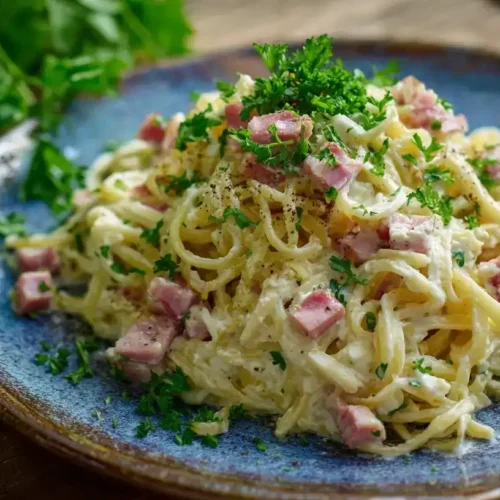 Ungarische Quarknudeln mit cremigem Quark und Schinken auf rustikalem Teller