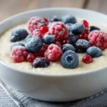 Cremige Vanillepudding-Haferflocken mit Beeren im Schälchen